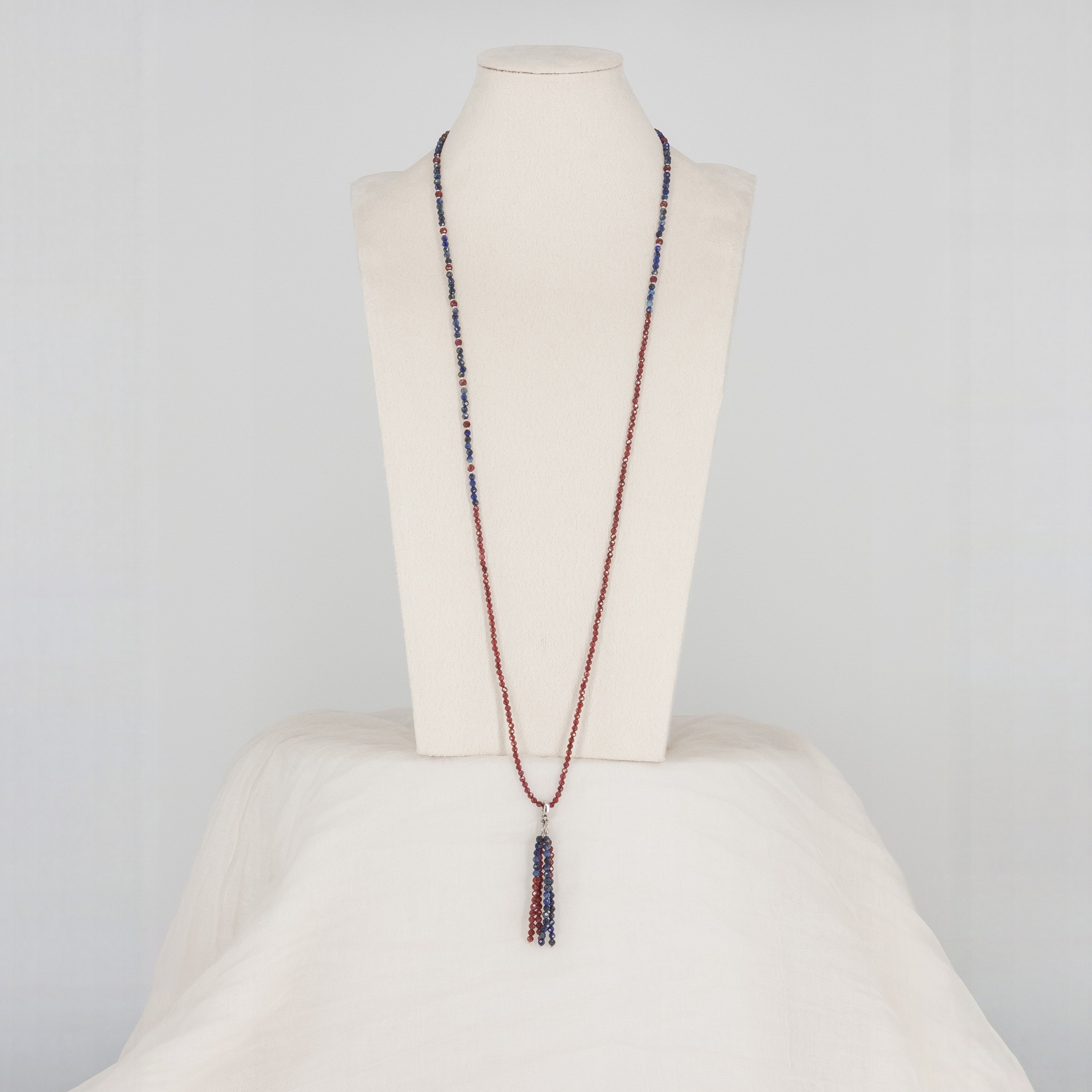 Granat und Lapislazuli Halskette & Armband mit zweifarbiger Quaste – vierte Ansicht